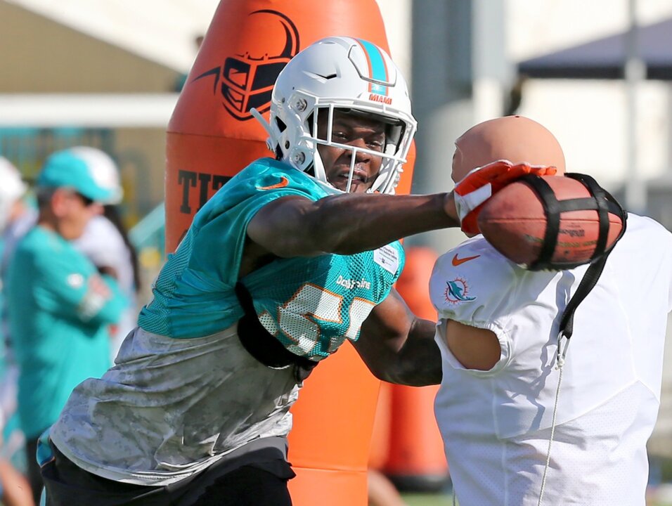 Miami Dolphins stay noncommittal about Ryan Tannehill's status, but QB  practices again