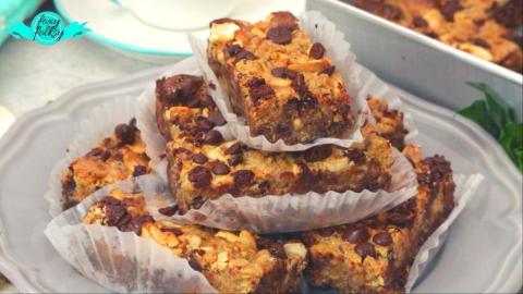 CHOCOLATE CASHEW CARAMEL COOKIE BARS | FOXY FOLKSY - Mode...