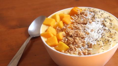 4 ingredients Mango Pineapple Smoothie Bowl | SweetTreats...