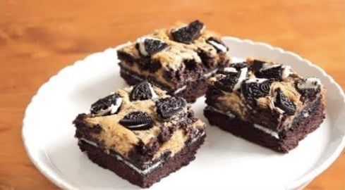 Peanut Butter Cheesecake Oreo Brownies | SweetTreats