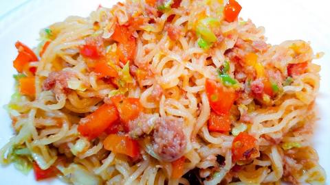 My Quick & Easy Spicy Maggi Noodles Recipe. Ready Under 2...