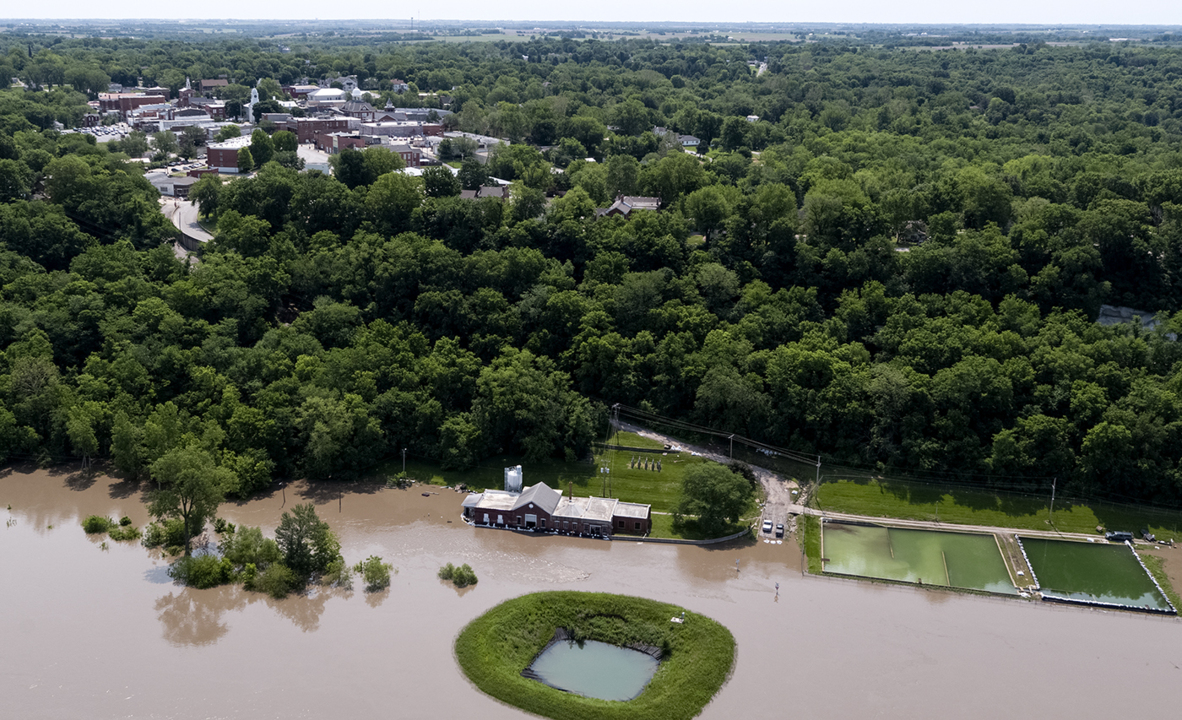 Rising Missouri River floodwaters threaten Lexington, Missouri Water