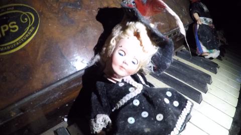 ABANDONED HOUSE... CREEPY DOLLS