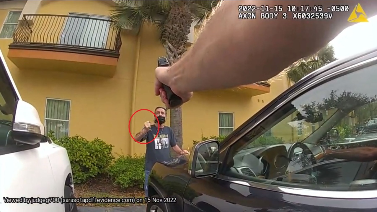 Body cam: Sarasota police shoot armed robbery suspect | Bradenton Herald