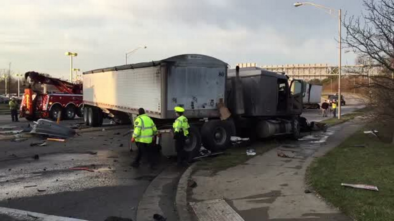 Truck crash closes Man o' War | Lexington Herald Leader