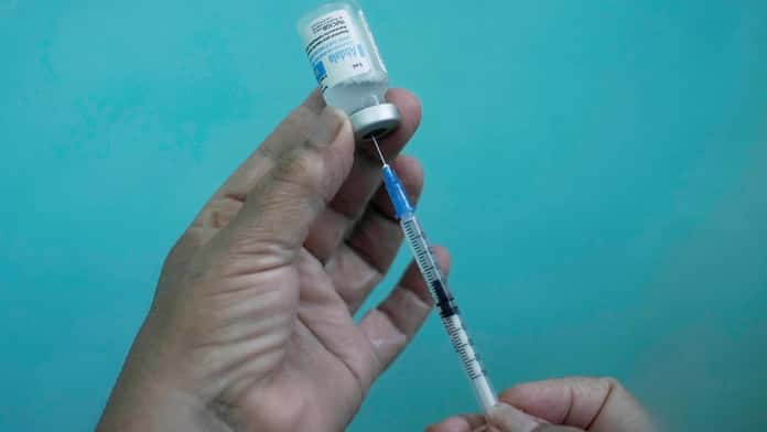 Pfizer prevé regreso a la «vida normal» en «un año» gracias a las vacunas