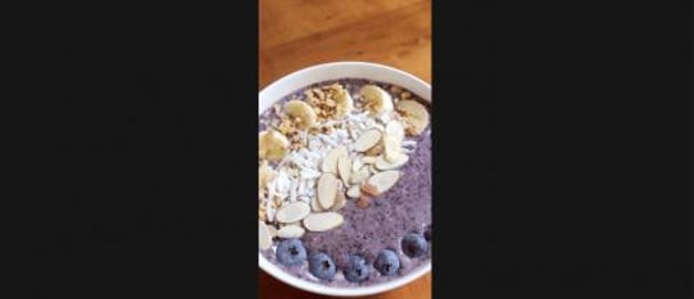 Making a 3 ingredient Smoothie Bowl Recipe Tutorial 