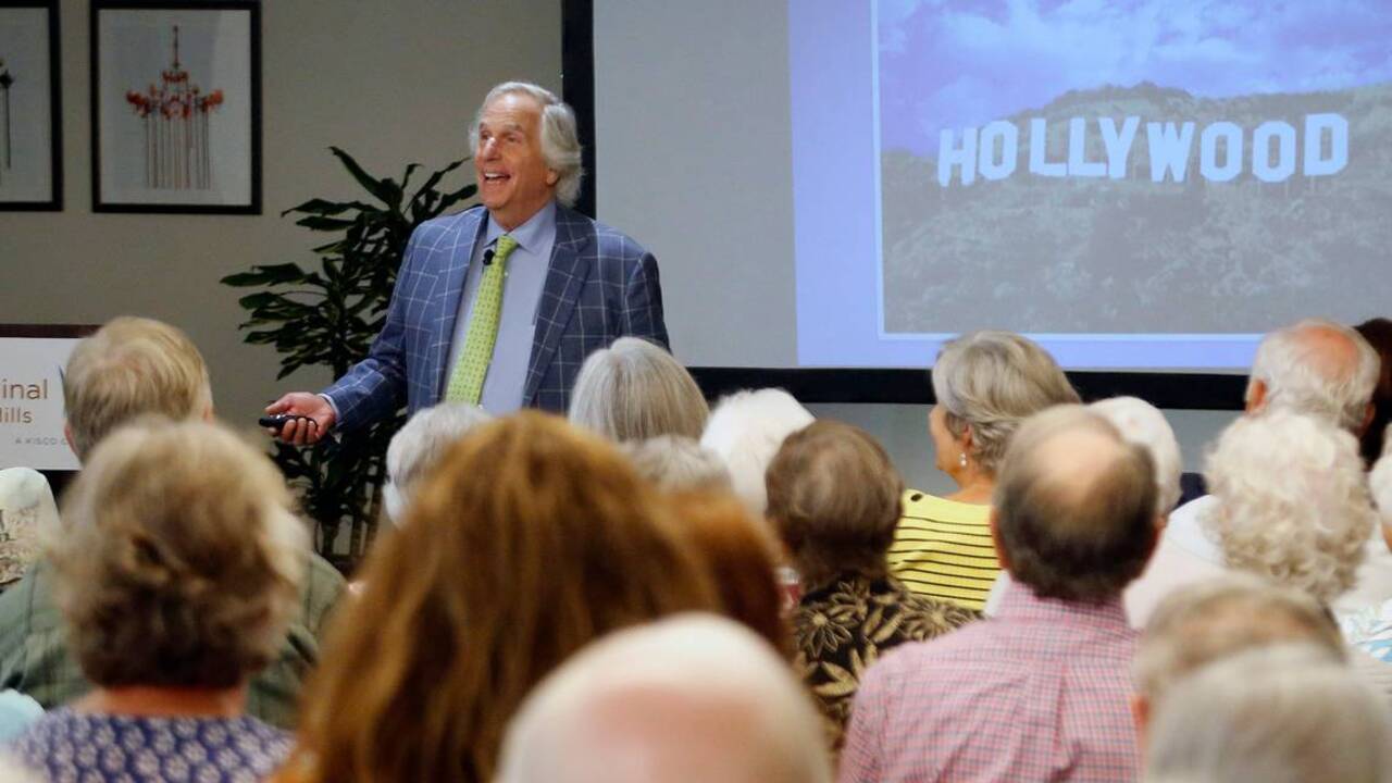 Patrick Mahomes gives Henry Winkler a personalized Kansas City