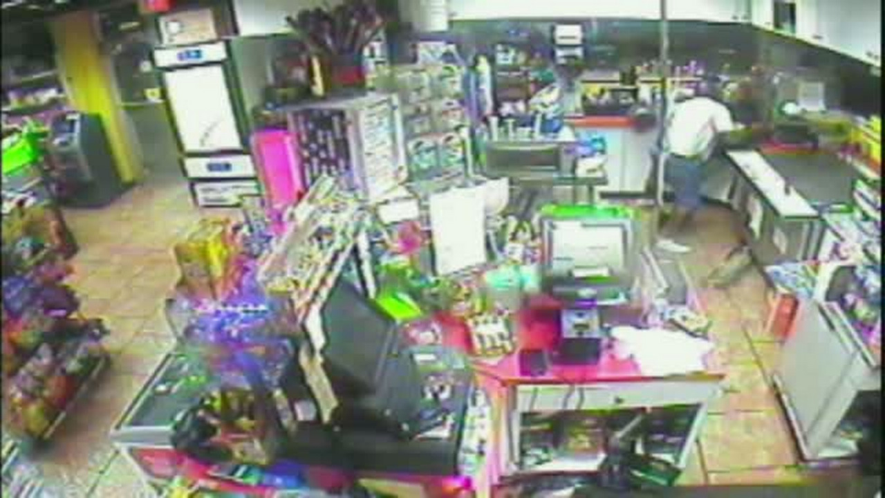 Store clerk stabs robber during holdup, cops say Lexington Herald Leader