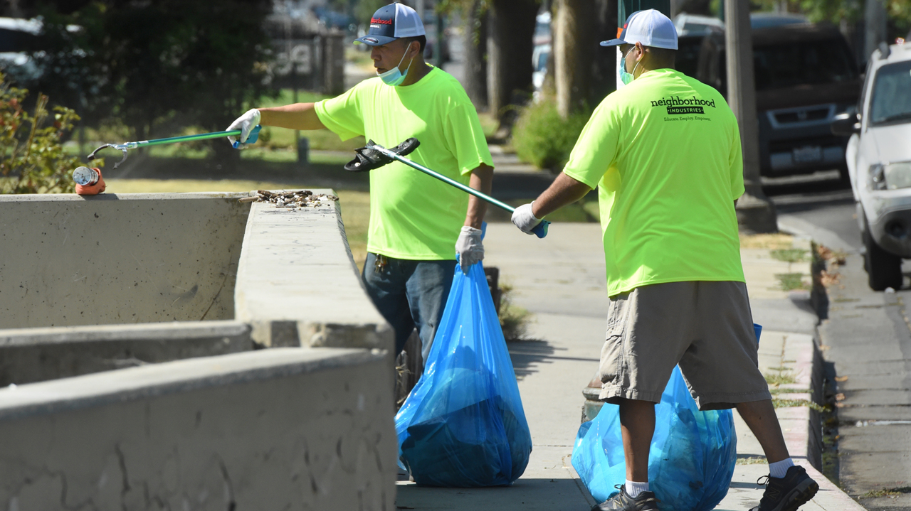 Tower District program to put homeless to work cleaning litter | Fresno Bee