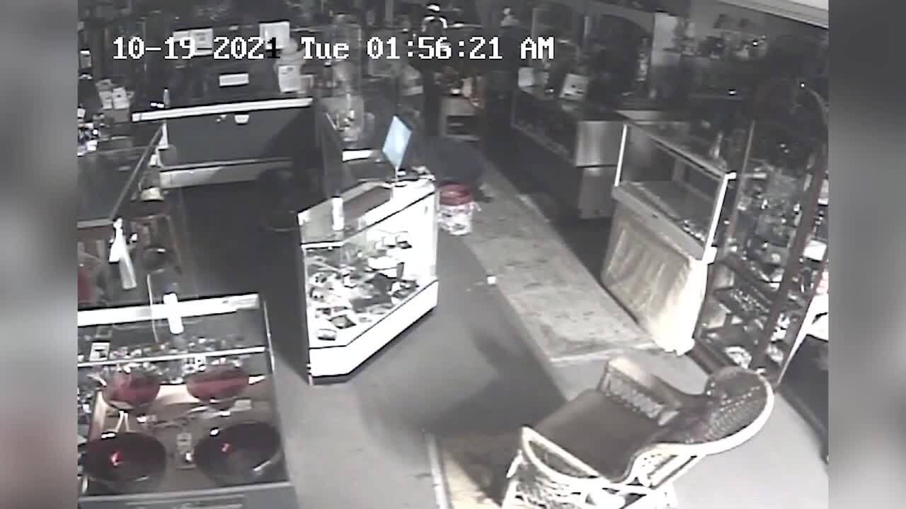 Watch as man burglarizes Cambria antique shop San Luis Obispo Tribune