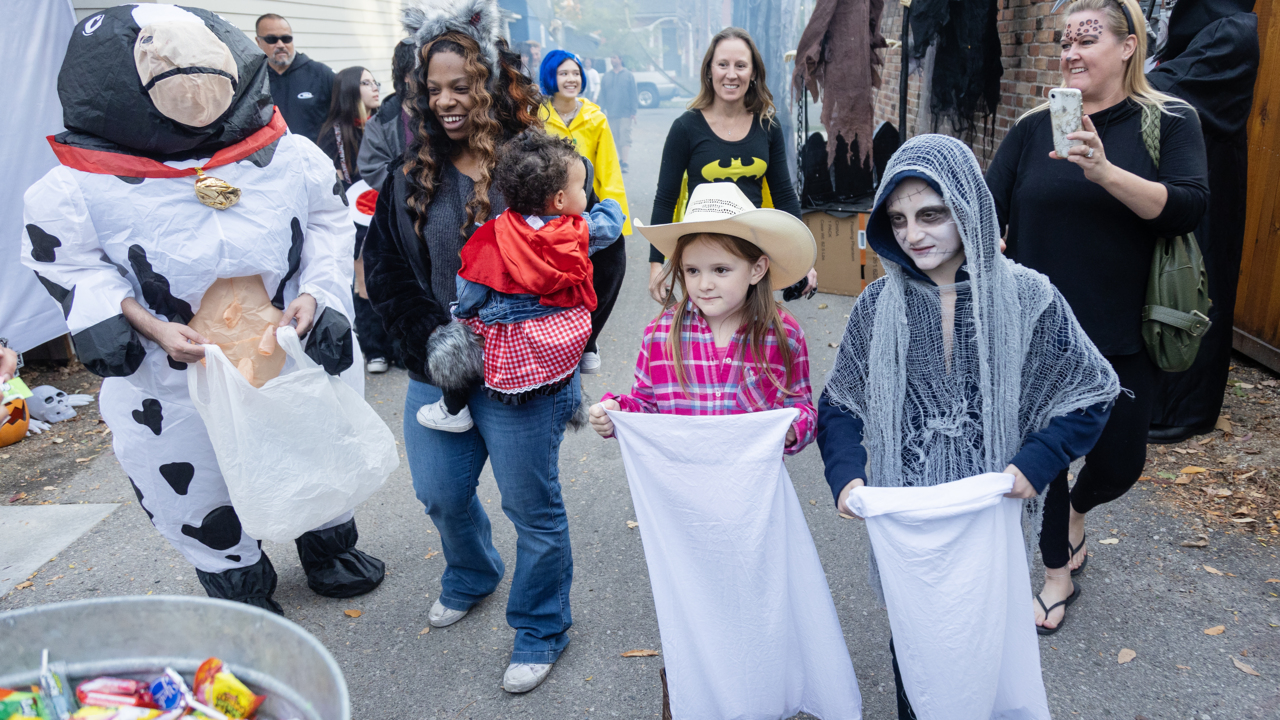 Idaho street draws thousands of trickortreaters on Halloween Idaho