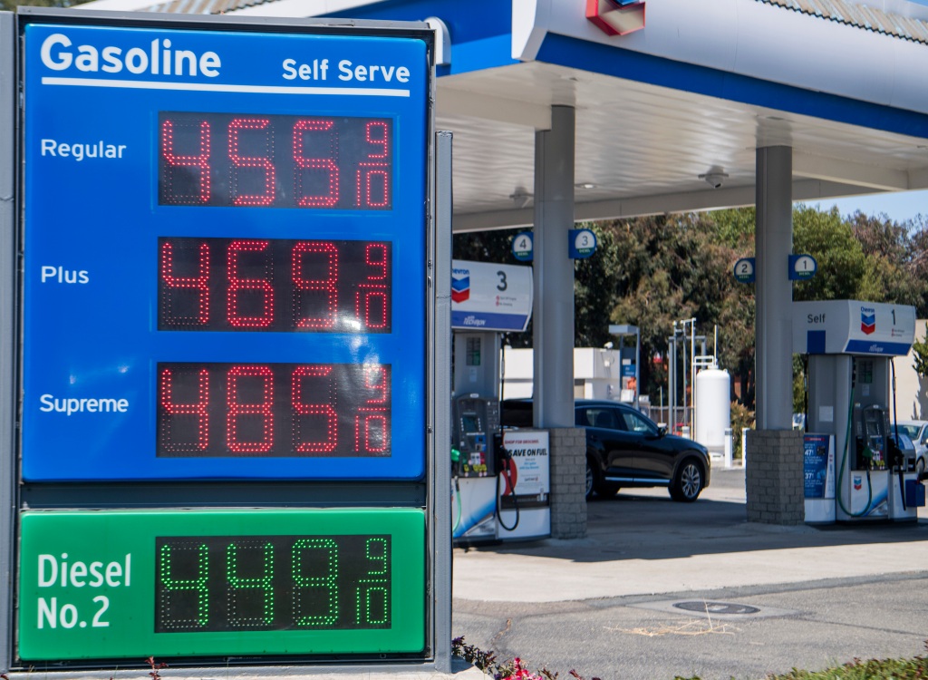 Bay Area gasoline prices stay sky-high: COVID economy snapshot