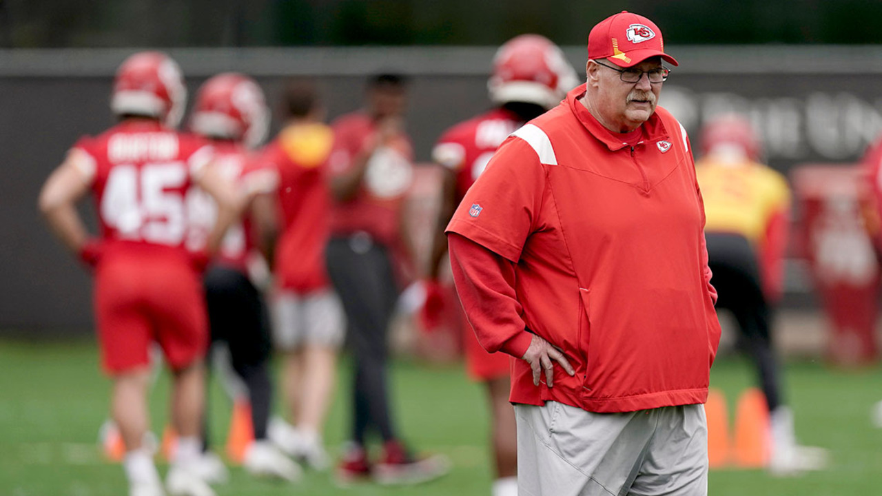 Can't-Miss Play: Kansas City Chiefs wide receiver Marquez Valdes-Scantling  absorbs a hit-stick tackle to catch a 34-yard bomb thrown by Chiefs  quarterback Patrick Mahomes