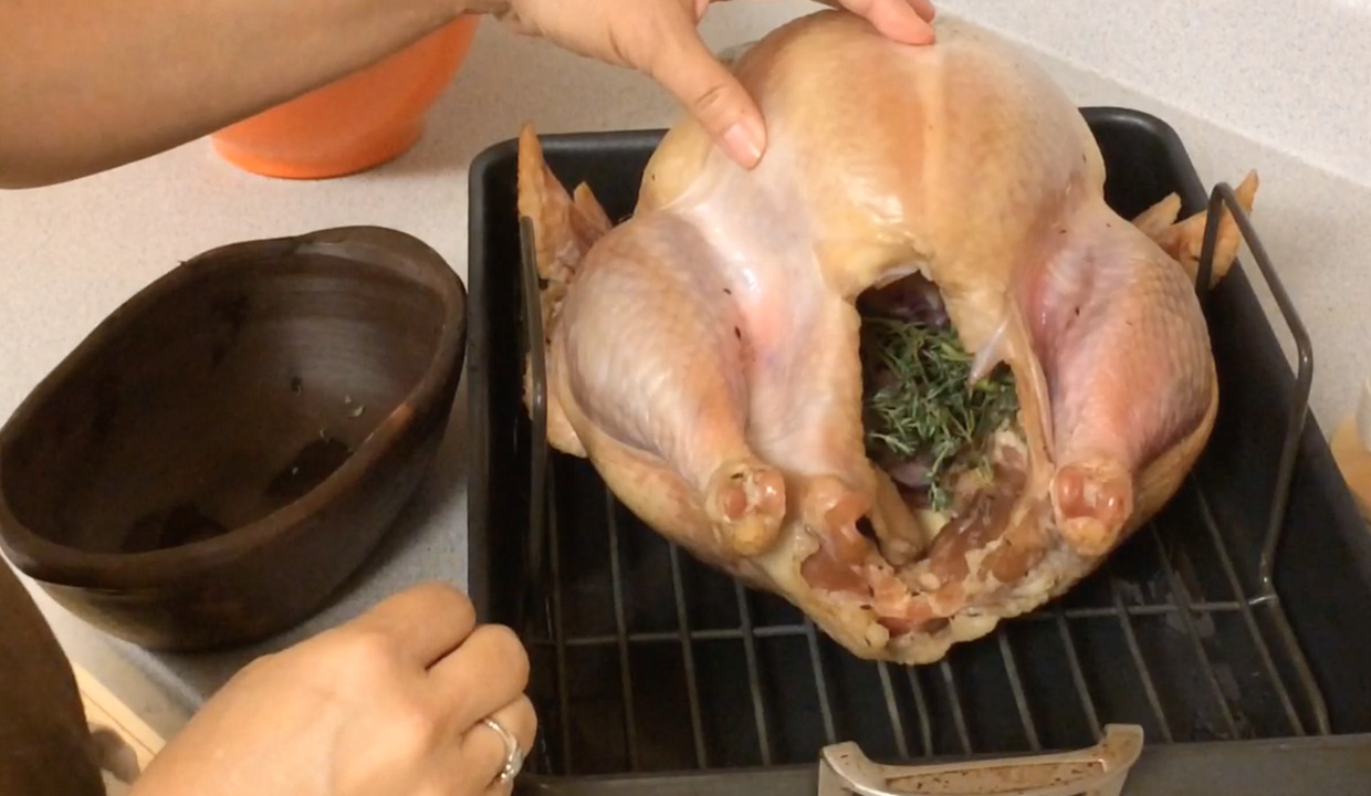 How to stuff the turkey cavity for your Thanksgiving meal Bradenton