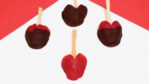 Chocolate-Dipped Strawberry Hearts / Easy Recipe for Vale...