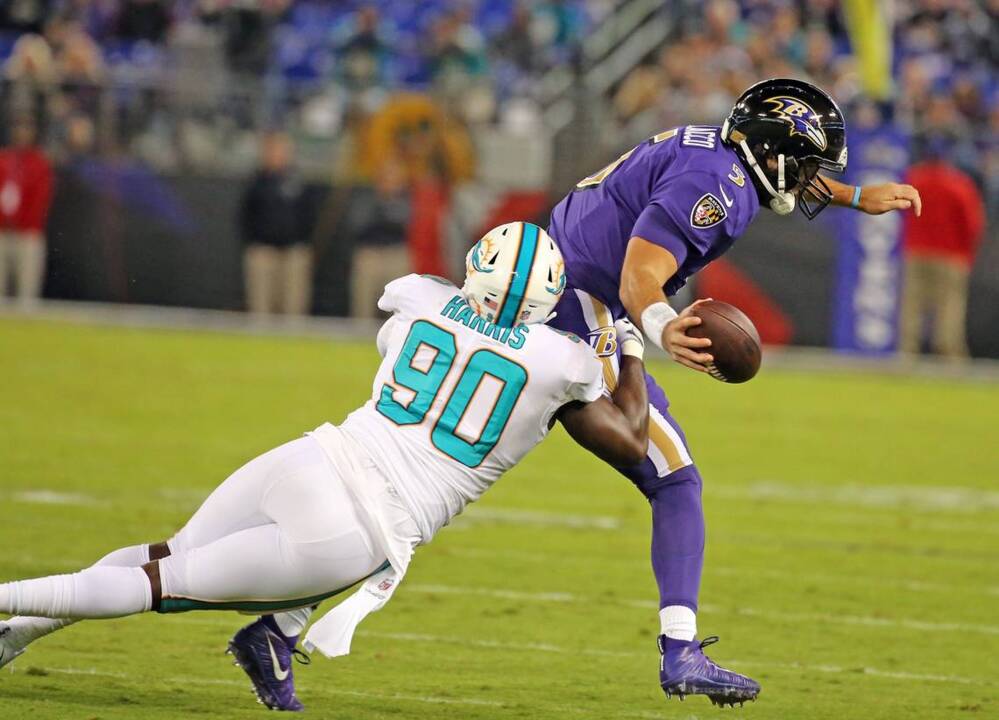 Ravens lose Flacco, beat Dolphins 40-0 behind defense