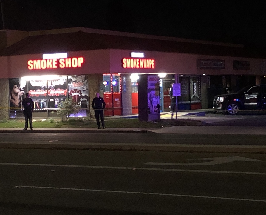 Video: Armed suspects try to shoot their way out during a smoke shop robbery  in Fresno