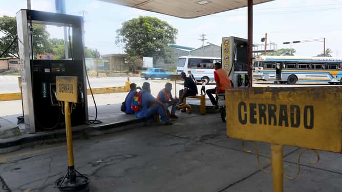 El fracaso del racionamiento de la gasolina de Maduro en números