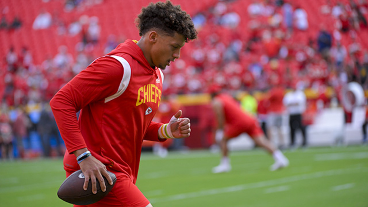 Kansas City Chiefs fans wear Patrick Mahomes jerseys as they tailgate  before an NFL football game against Cincinnati Bangals in Kansas City, Mo.,  Sunday, Oct. 21, 2018. (AP Photo/Nati Harnik Stock Photo 