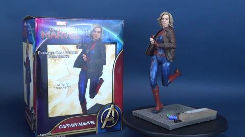 Diamond Select Captain Marvel Premier Collection Statue R...