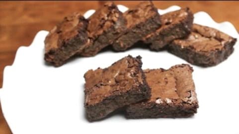 Rich and Fudgy Gluten-Free Brownies | 6 ingredients