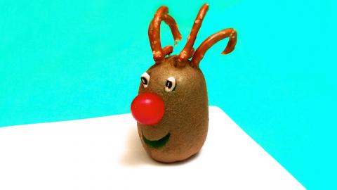 How to Make a Red-Nosed Reindeer with a Kiwi / DIY Christ...
