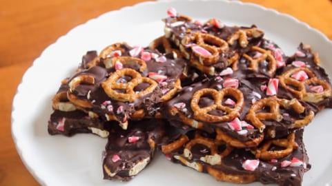 4 ingredient Peppermint Pretzel Bark | SweetTreats