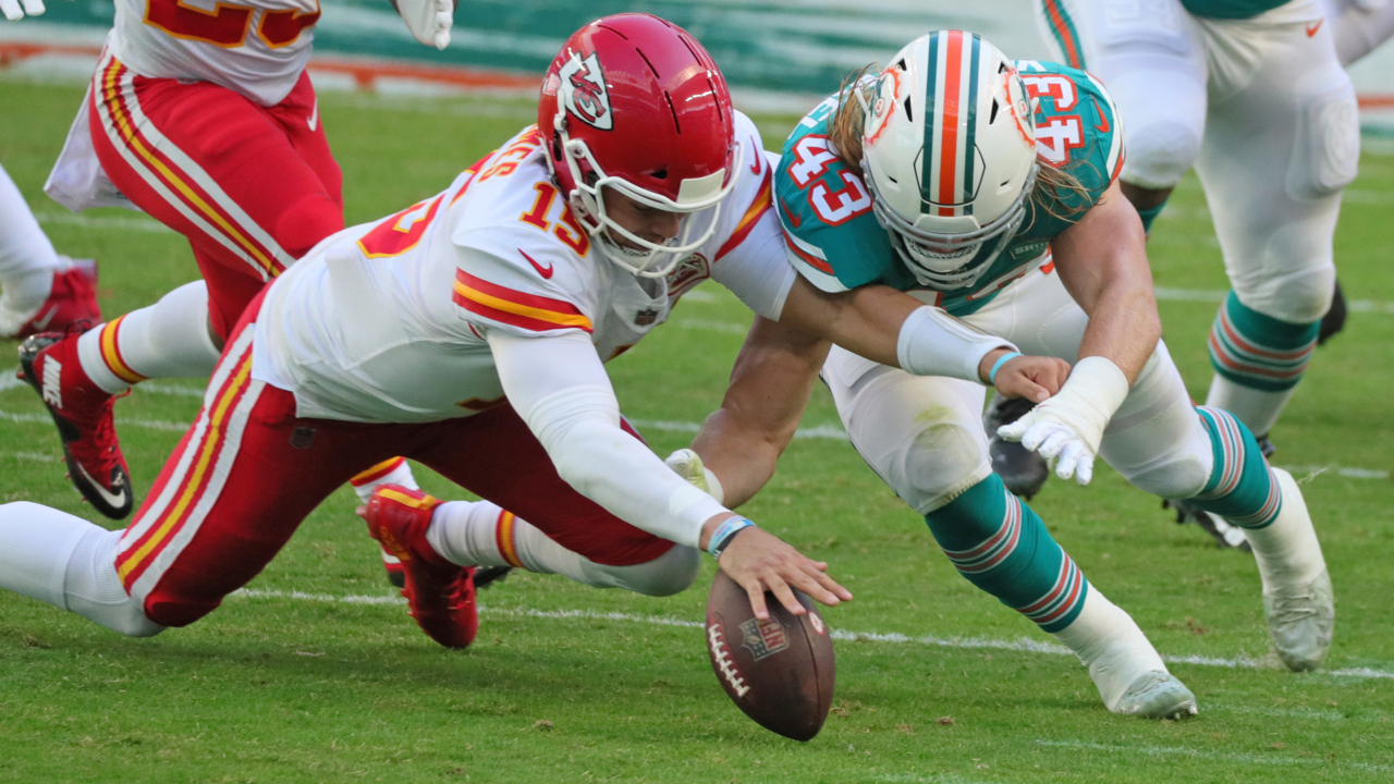 Dolphins' Mike Gesicki catches two touchdowns, suffers arm injury