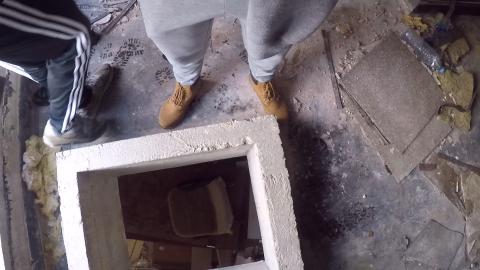 POV INFILTRATING ABANDONED PLACE VIA THE ROOF... DANGEROU...
