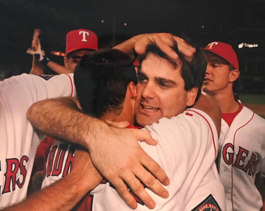 Rangers icon Iván 'Pudge' Rodríguez recognized for impact on Puerto Rico  through baseball