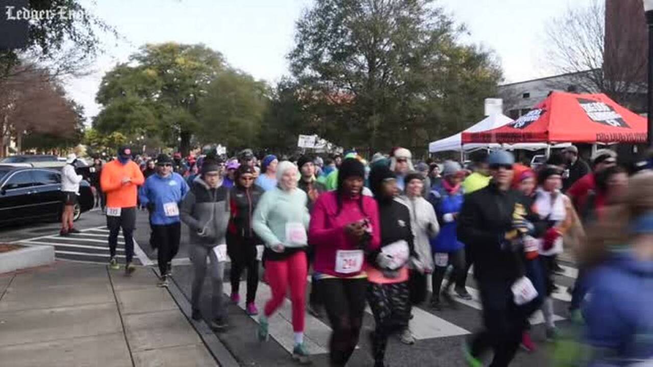 Red Nose Half Marathon runners battle frigid temps at race start