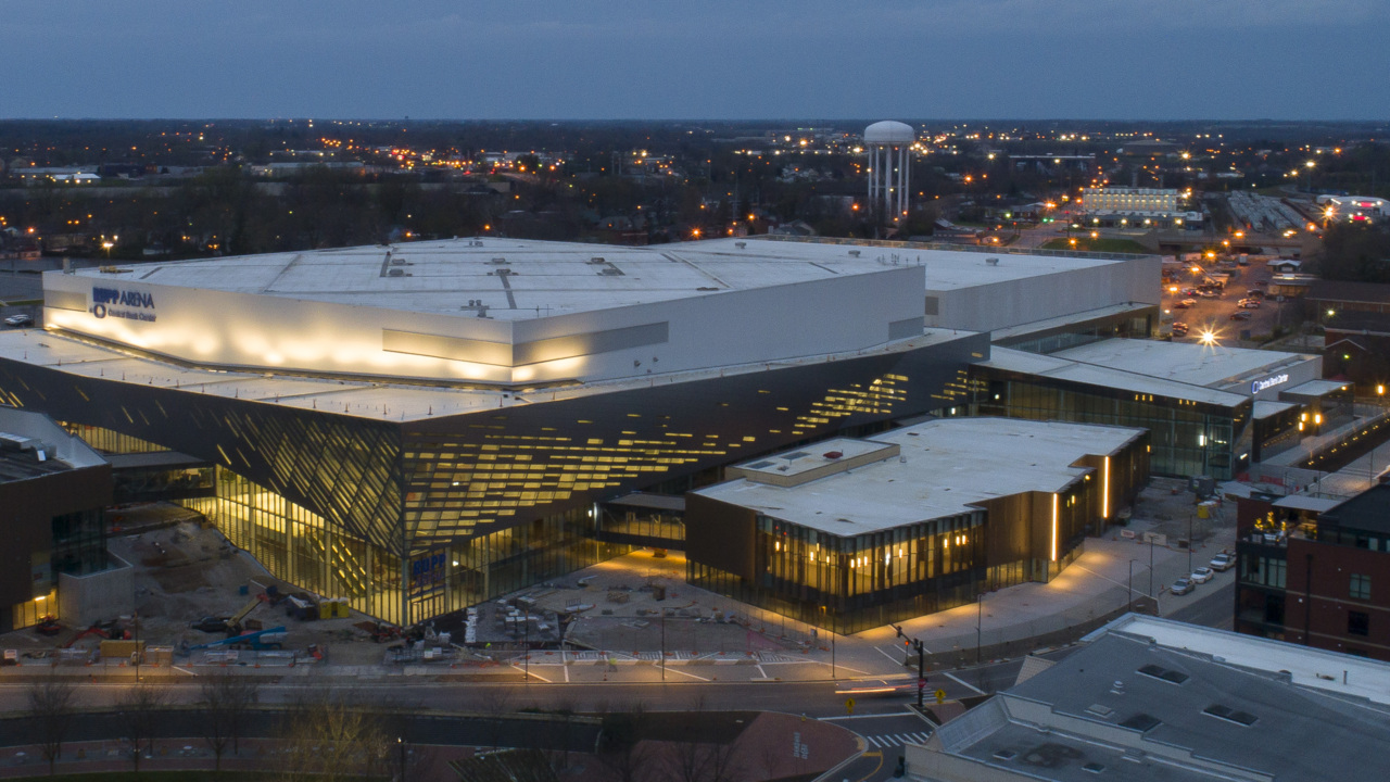 File:Level set back and wall at U.S. Bank Stadium separating Club