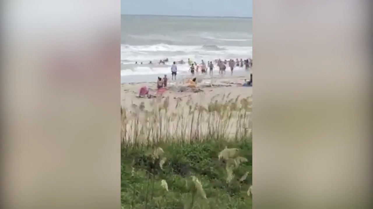 People On Nc Beach Form Human Chain To Rescue Swimmers Video