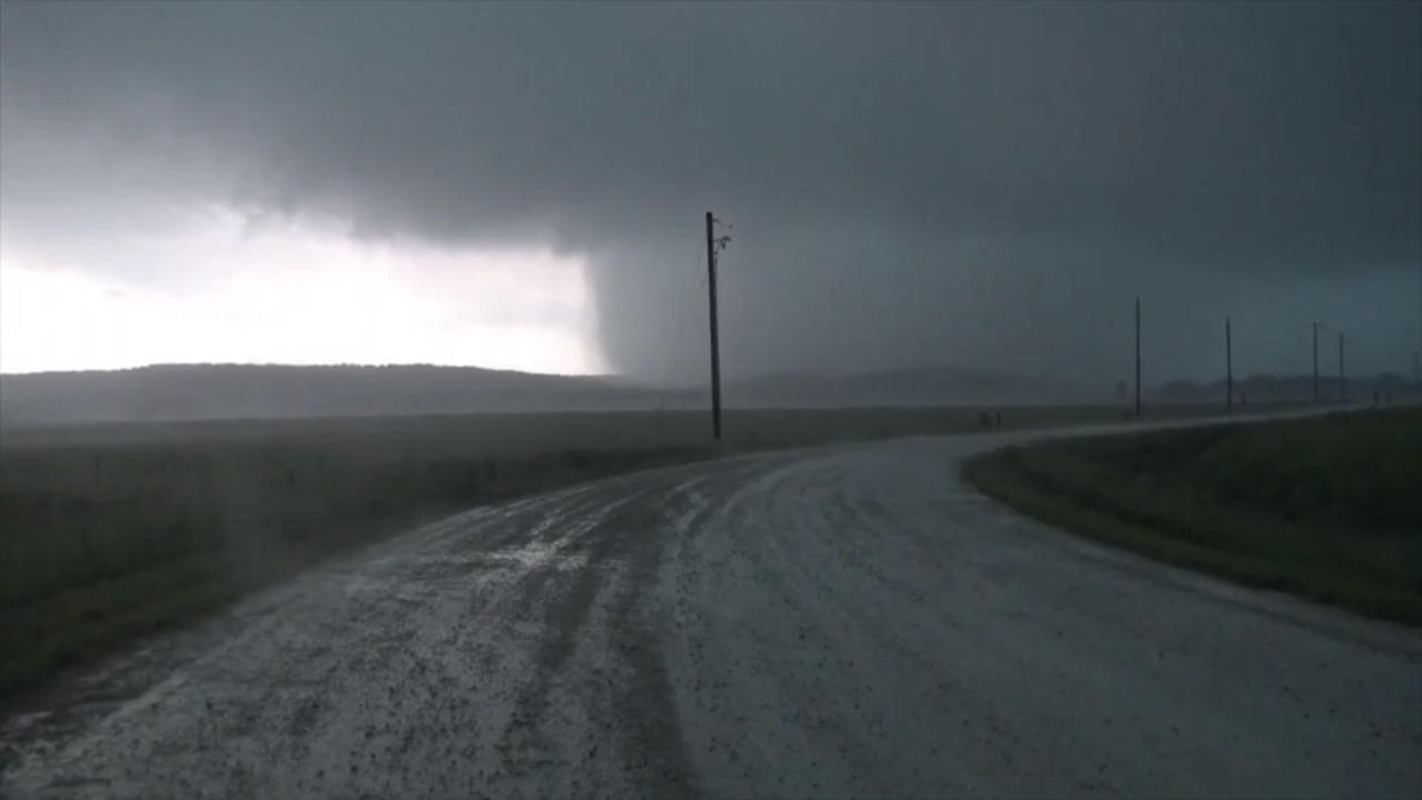 Storm chaser captures first moments of Kansas EF4 tornado Kansas
