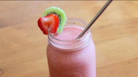 4 ingredient Strawberry Kiwi Smoothie | SweetTreats