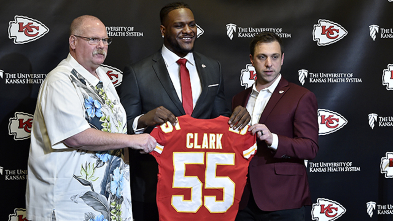 Domestic violence shelter calls Chiefs signing of Frank Clark