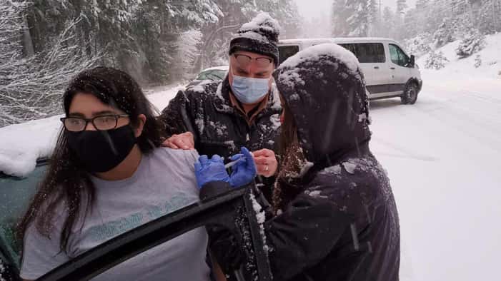 COVID vaccine given to drivers stranded on snowy Oregon road