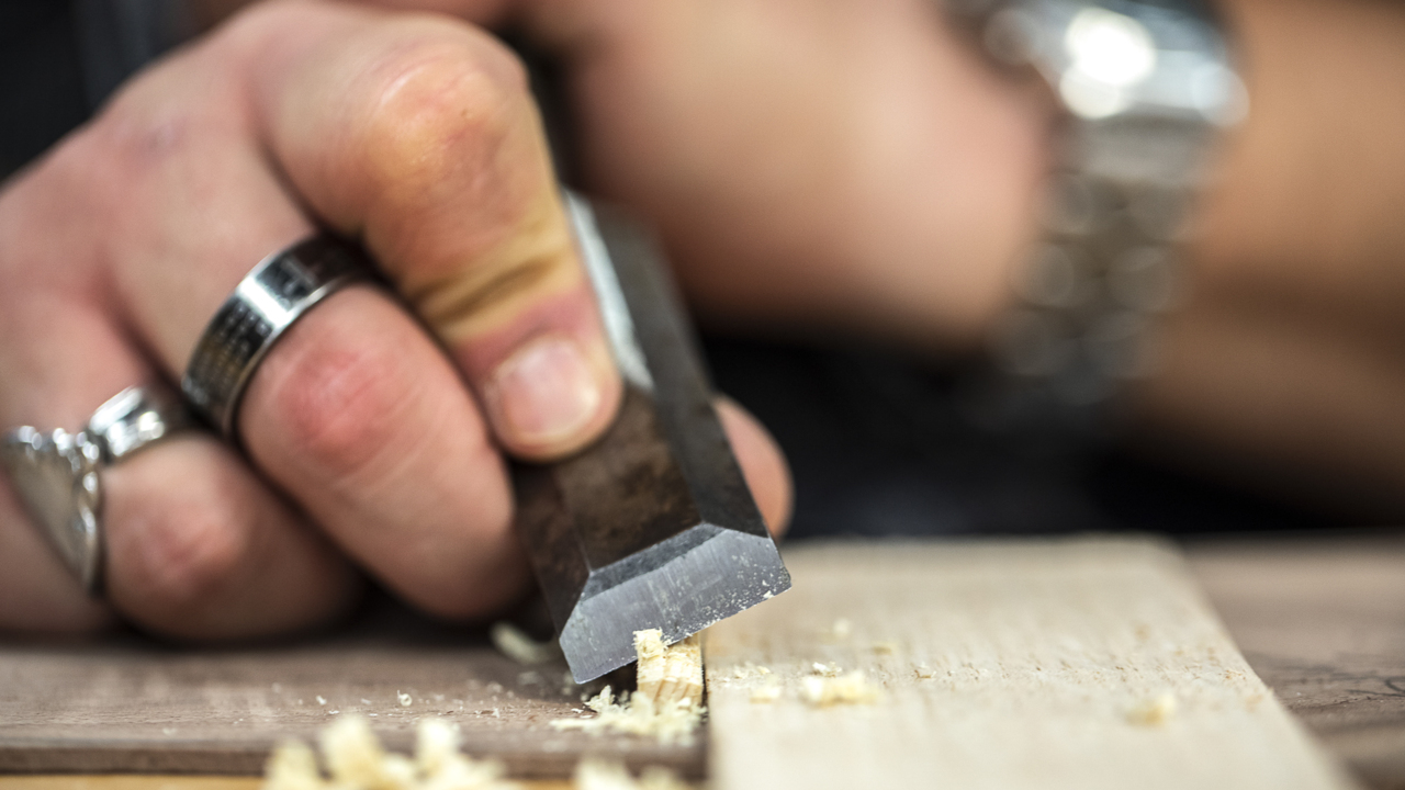 Recovering addicts making guitars and hope in Hindman KY Lexington
