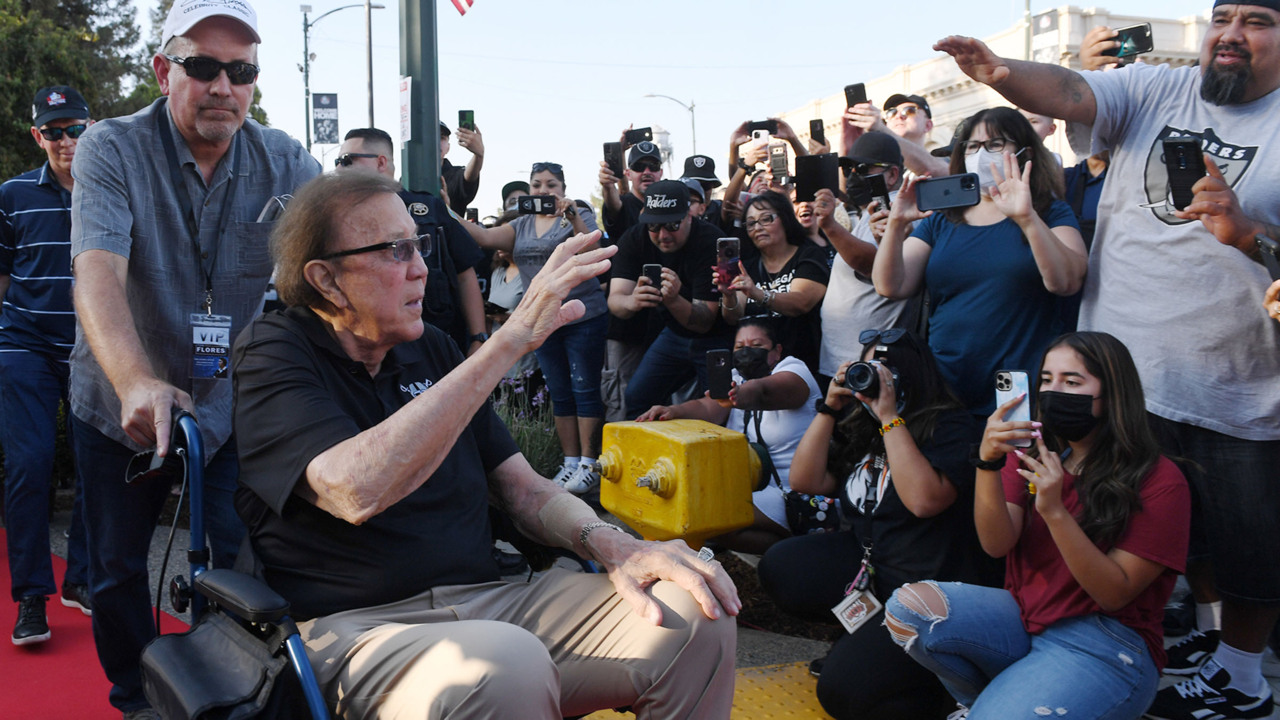 NFL Hall-of-Famer Tom Flores gets Gold Jacket homecoming in Sanger