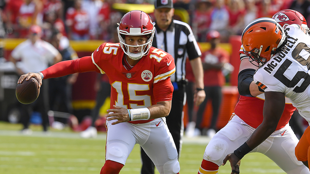 Browns' Ronnie Harrison Jr. ejected after shoving Chiefs coach on sideline