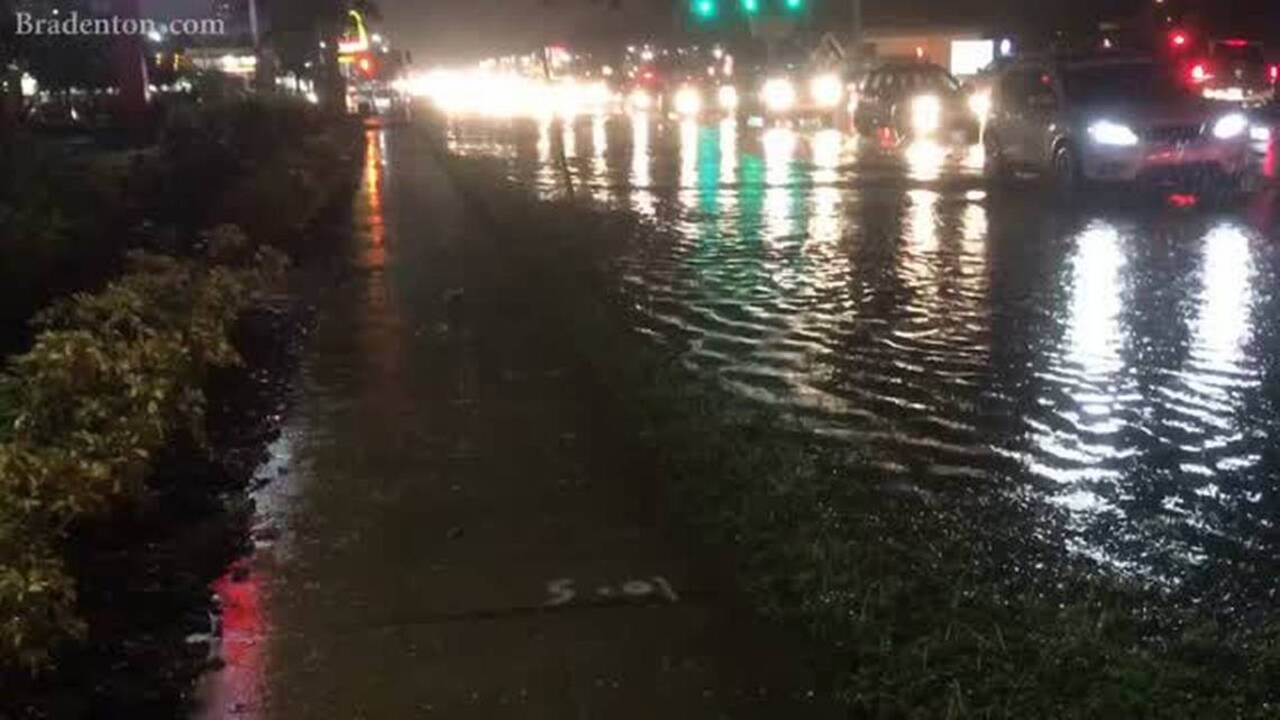 Cars stalled, parking lots and roads flooded in Bradenton | McClatchy ...