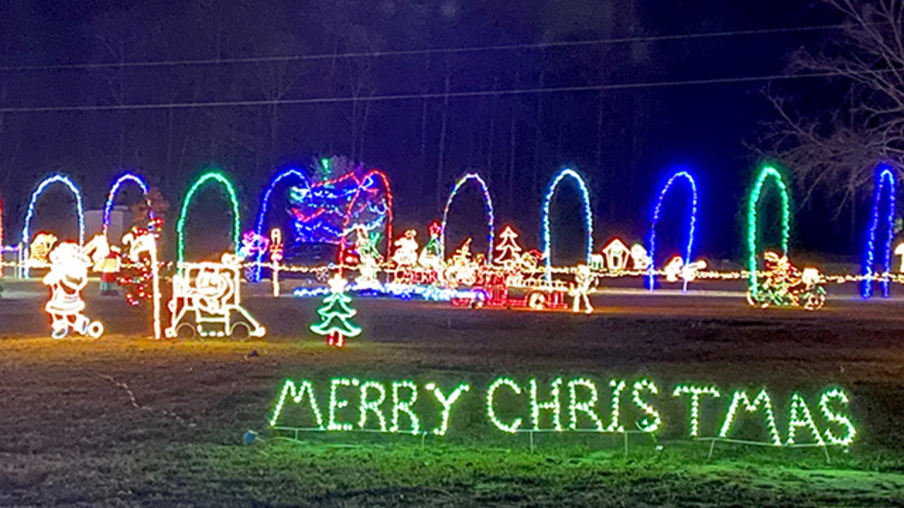 Family spent 6 weeks to create massive drivethru Christmas lights