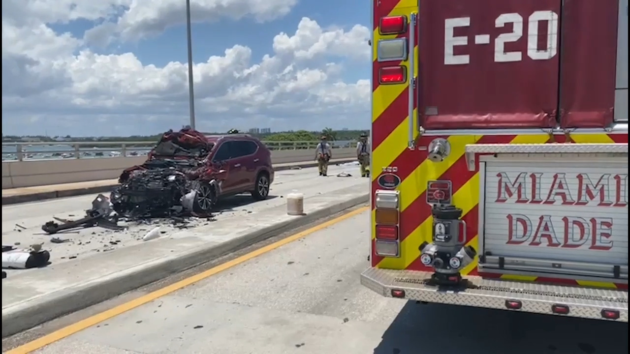 Watch scene after plane crashed on Haulover Bridge in Florida | Miami ...