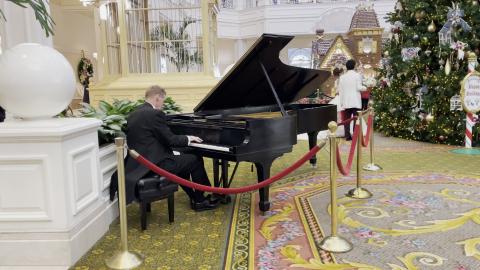 Grand Floridian Hotel - Piano Player - Roudolph the Red N...