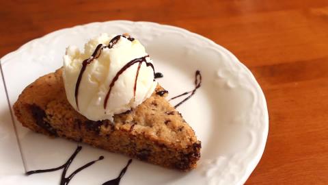 Giant Deep Dish Chocolate Chip Cookie  | Vegan Recipe