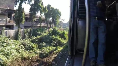 Passengers boarding Mumbai Suburban Train | Ulhasnagar