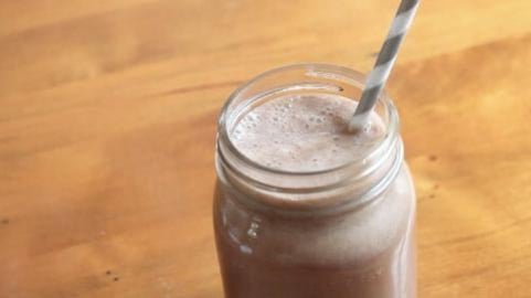 5 ingredient Nutella Banana Milkshake | SweetTreats