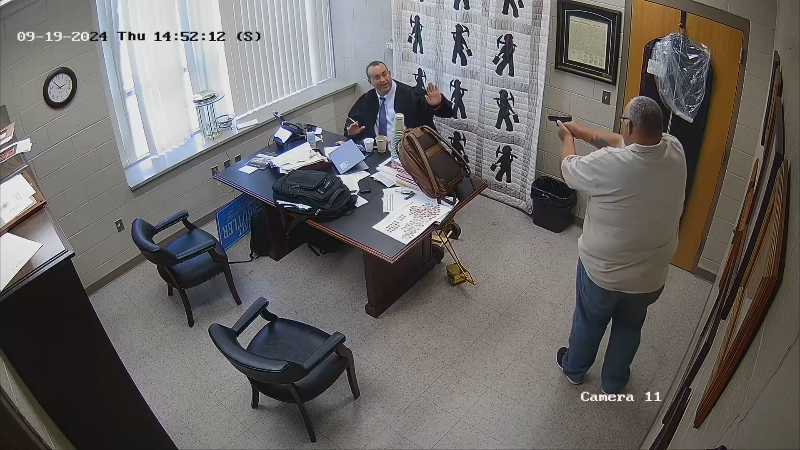 Video: Sehen Sie die Momente, bevor der Sheriff von Eastern Kentucky einen ...