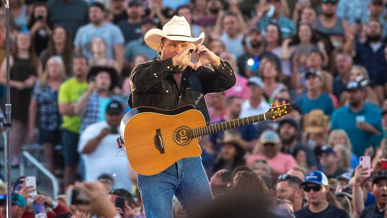 Garth Brooks wears 'Sanders' jersey, gets heat from fans who don't know  Barry from Bernie